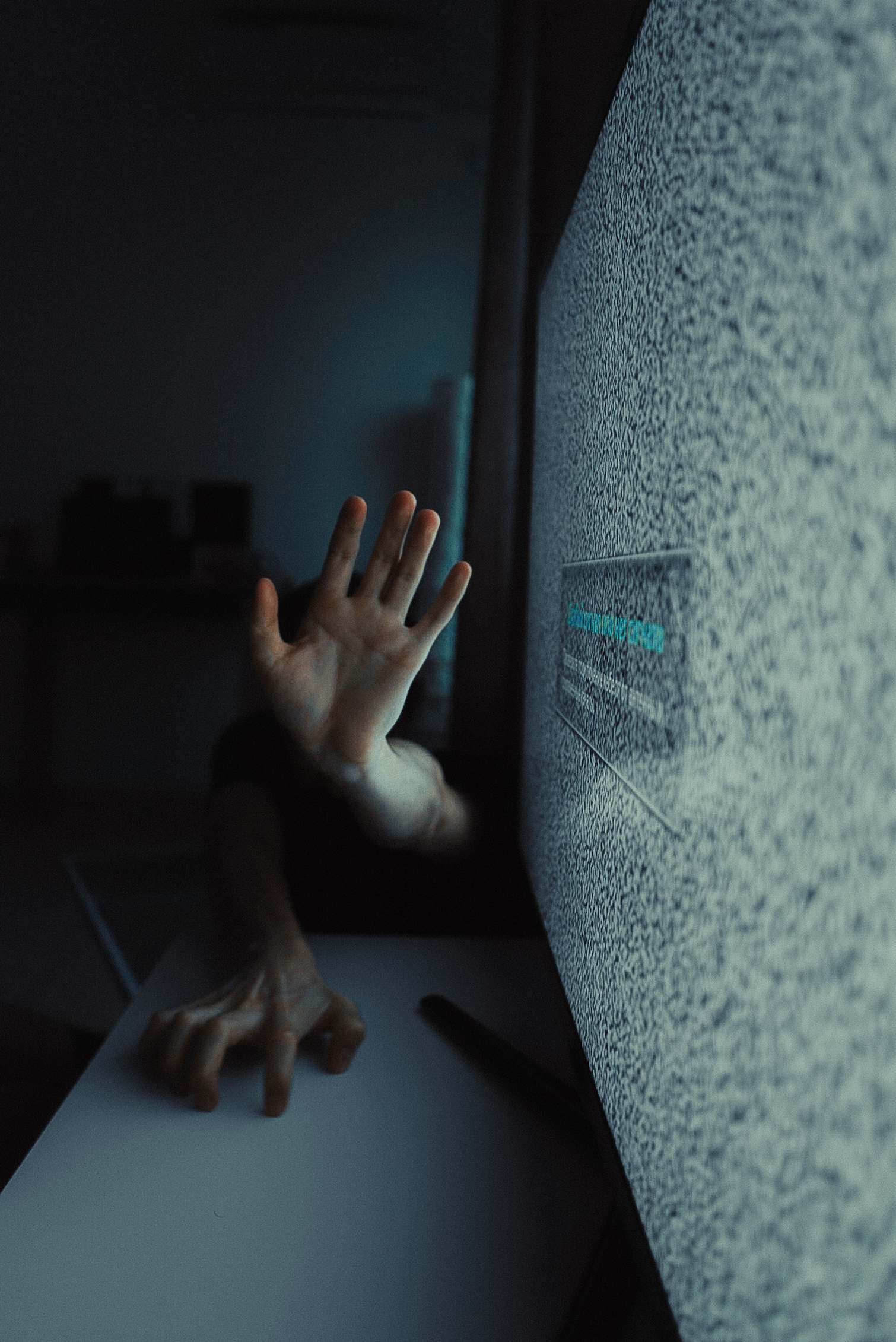 มือขยับเข้าหาหน้าจอที่มีสัญญาณรบกวน hand screen